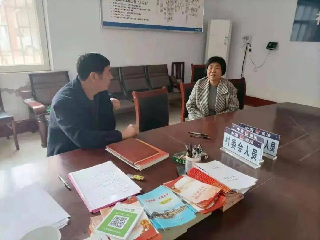 3月30日上午,正在司法所聚精会神写队伍教育整顿笔记的杨建军耳边传来