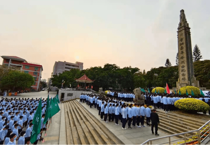 紫峰中学4月6日下午,紫峰中学党支部和团委开展"清明祭英烈"暨"重温