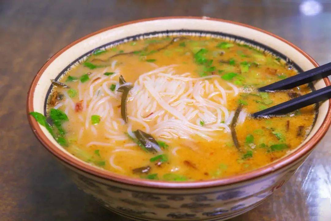 酱和鸡汤融为一体时,先尝上一口鸡汤,是这碗鸡汤米线最重要的仪式感