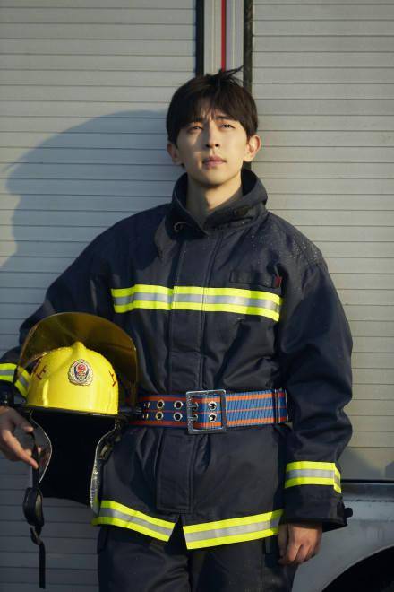 工作室公开邓伦消防员造型花絮照明晚极限挑战致敬最美火焰蓝