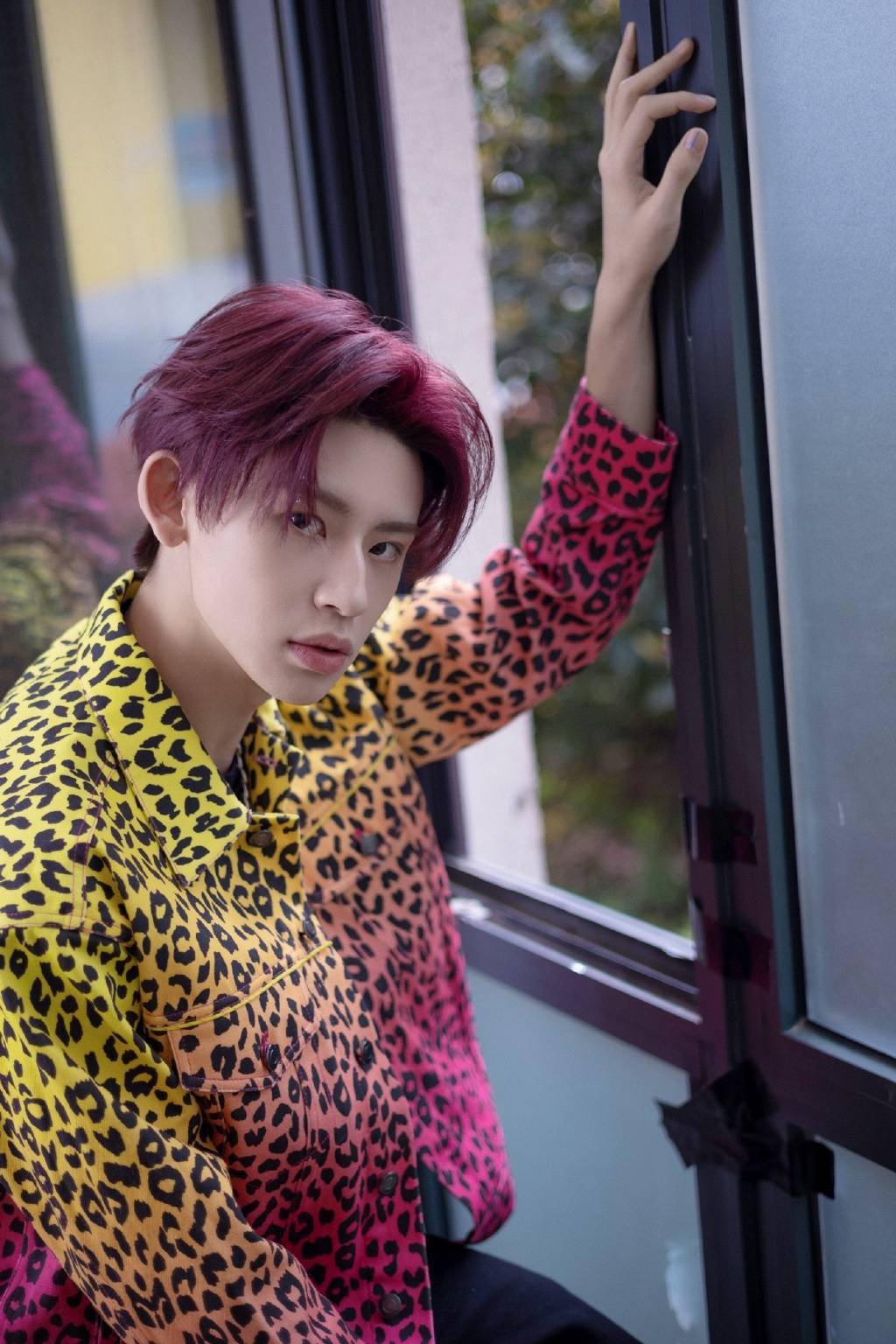 果然天空送来小鬼《为歌而赞》造型大片 渐变豹纹夹克搭配亮眼红发