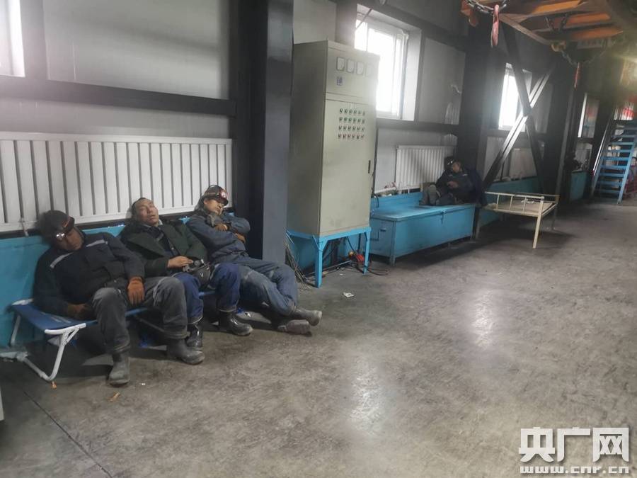 新疆丰源煤矿事故应急救援正在积极推进有明确位置的12人生存_张晓成
