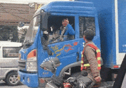搞笑gif:兄弟你这表情包画的不错!有天赋呀!