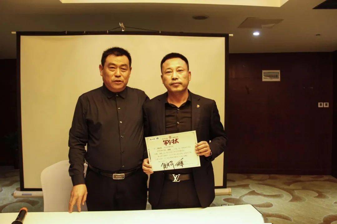 在热烈的气氛中斯巴鲁工作组罗爱军先生组织各区域经理签署军令状,为