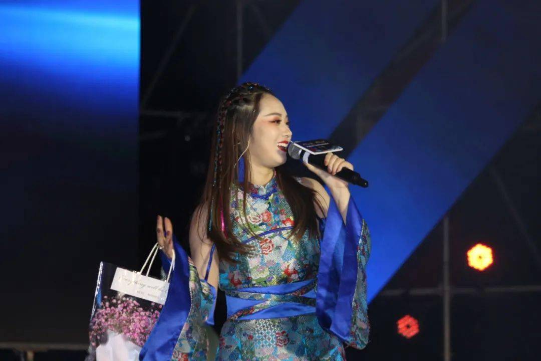 主播晓慧再次带来一首《少年》,积极向上又让人充满希望.