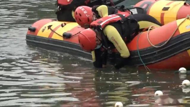 天4月3日上午11时30分,我们在河流中间那个漩涡处发现了第一名溺水者