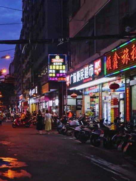感受过热闹与拥挤的商品街也想与你一起分享夜晚人潮褪去后这里难得的