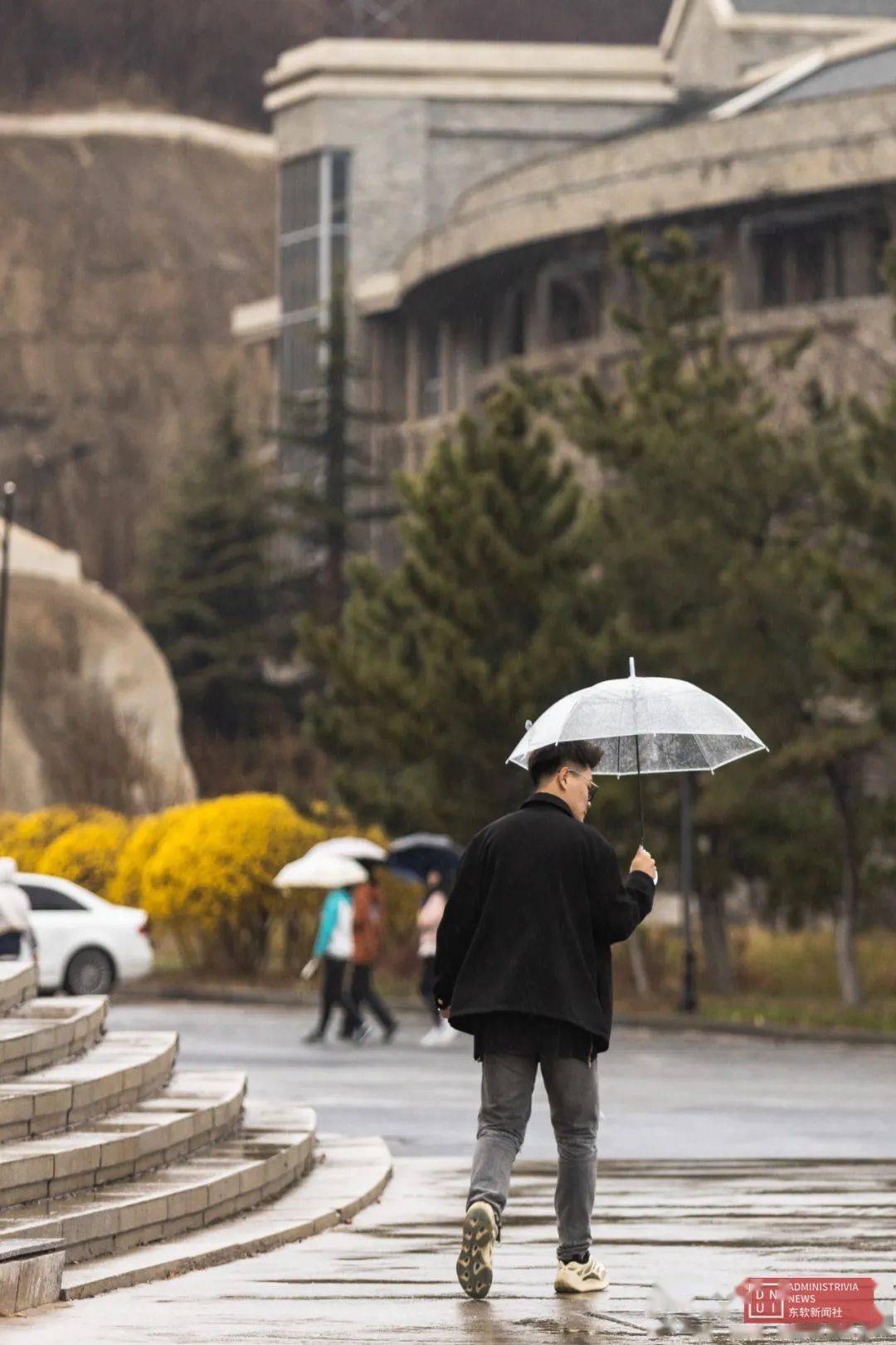 伴你滌盪心靈 迎來春生萬物 福利時間 漫步於雨中校園 一把傘的分享