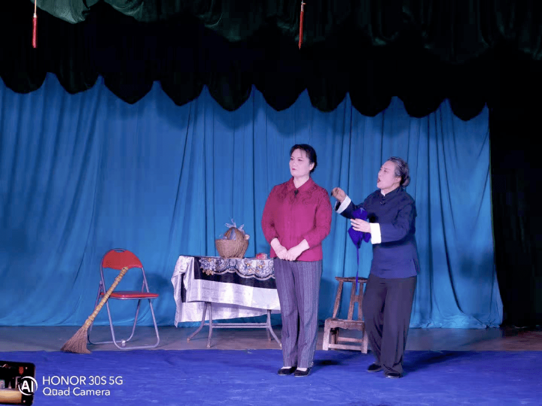 由湖滨区文化馆百花艺术团改编打造的现代家庭伦理豫剧《花喜鹊》,在