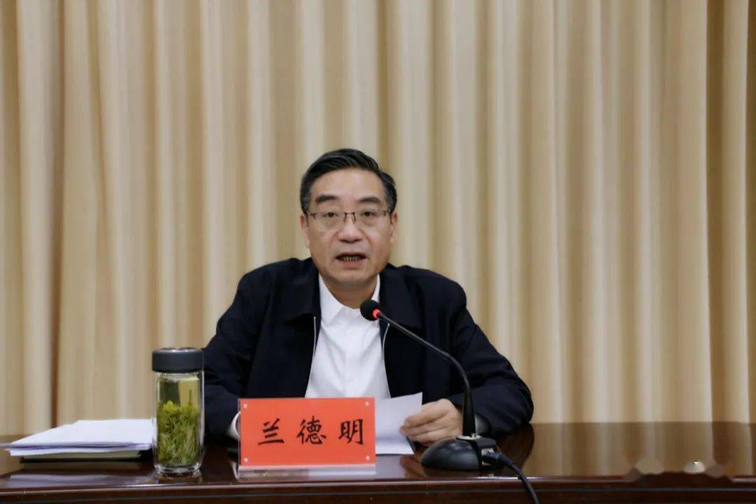 市政法队伍教育整顿领导小组副组长解峰,王海燕和领导小组全体成员