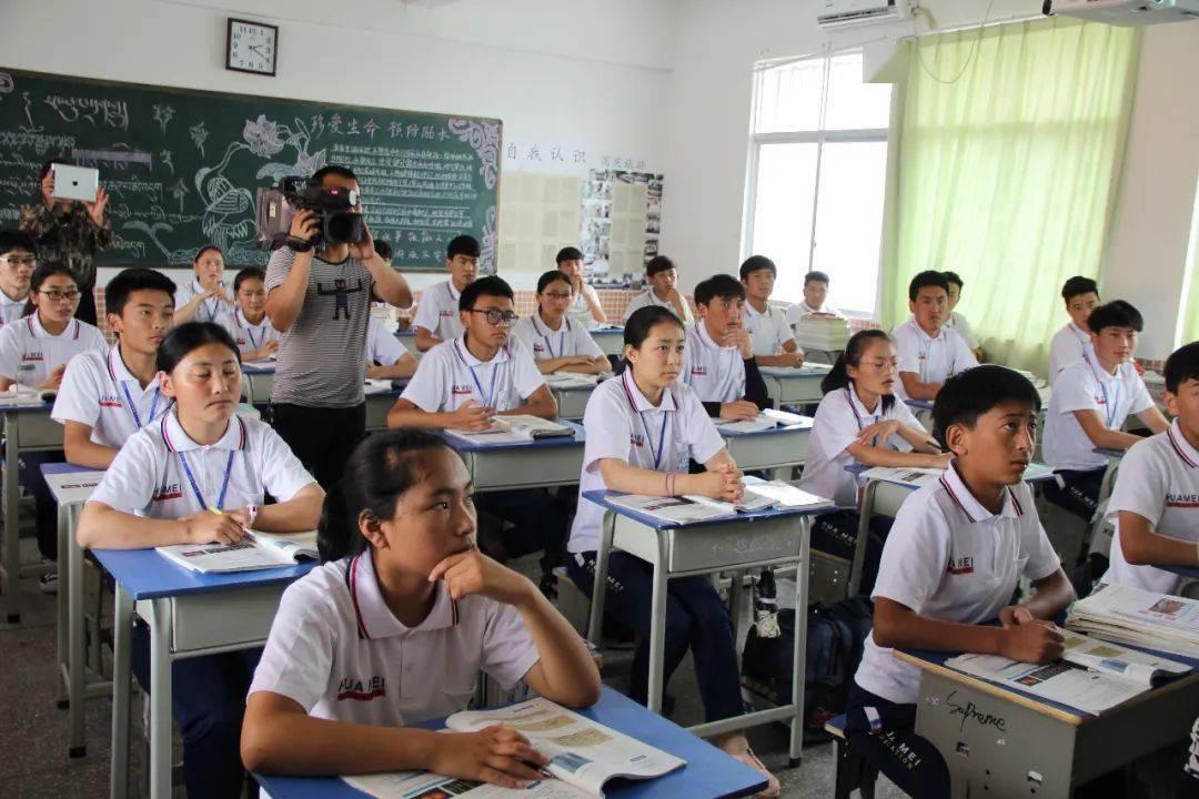 为表彰普宁市华美实验学校在异地办学中取得的优异成绩,普宁市华美