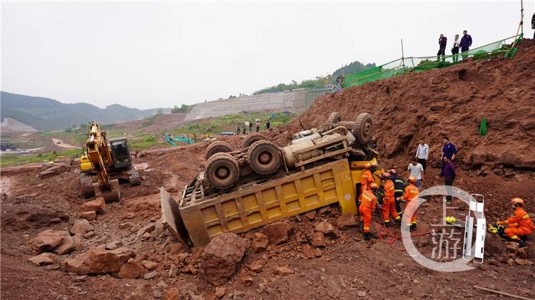 工地渣土車翻入土坑 駕駛室變形司機被