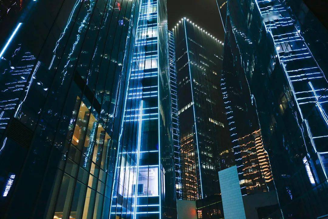 城事科幻感十足的赛博朋克世界