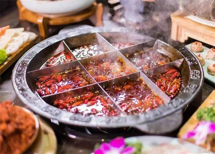 重庆有两种底料，一种藏在火锅里，一种藏在乡村里