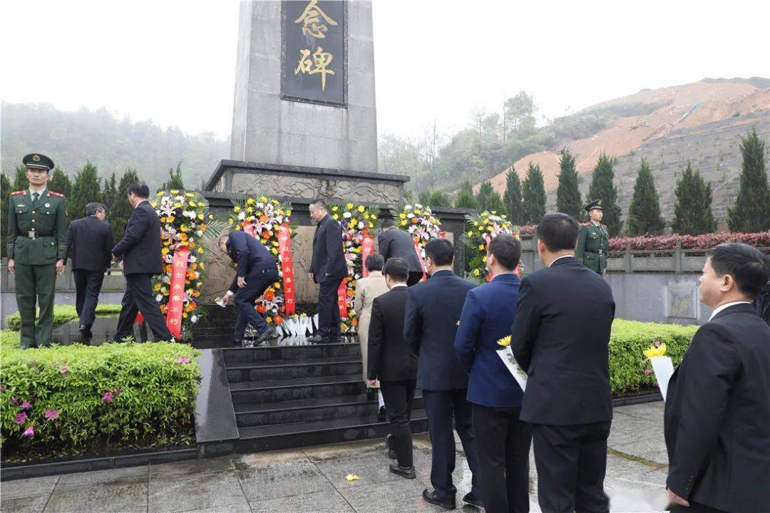 缓步前行瞻仰烈士纪念碑缅怀革命先烈为实现民族独立人民解放和国家