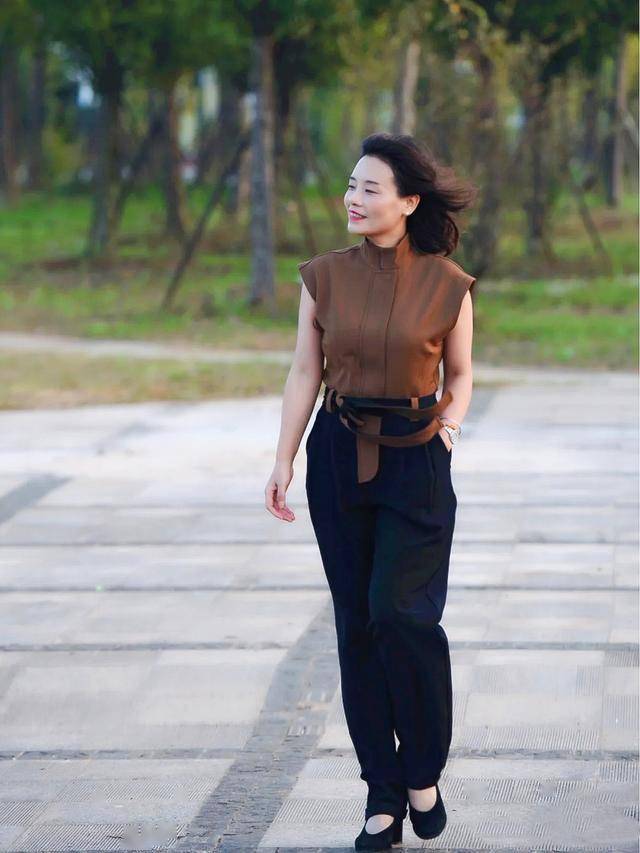 "微胖大妈"怎么穿好看?这位60岁博主的穿搭超有范,减龄还显瘦