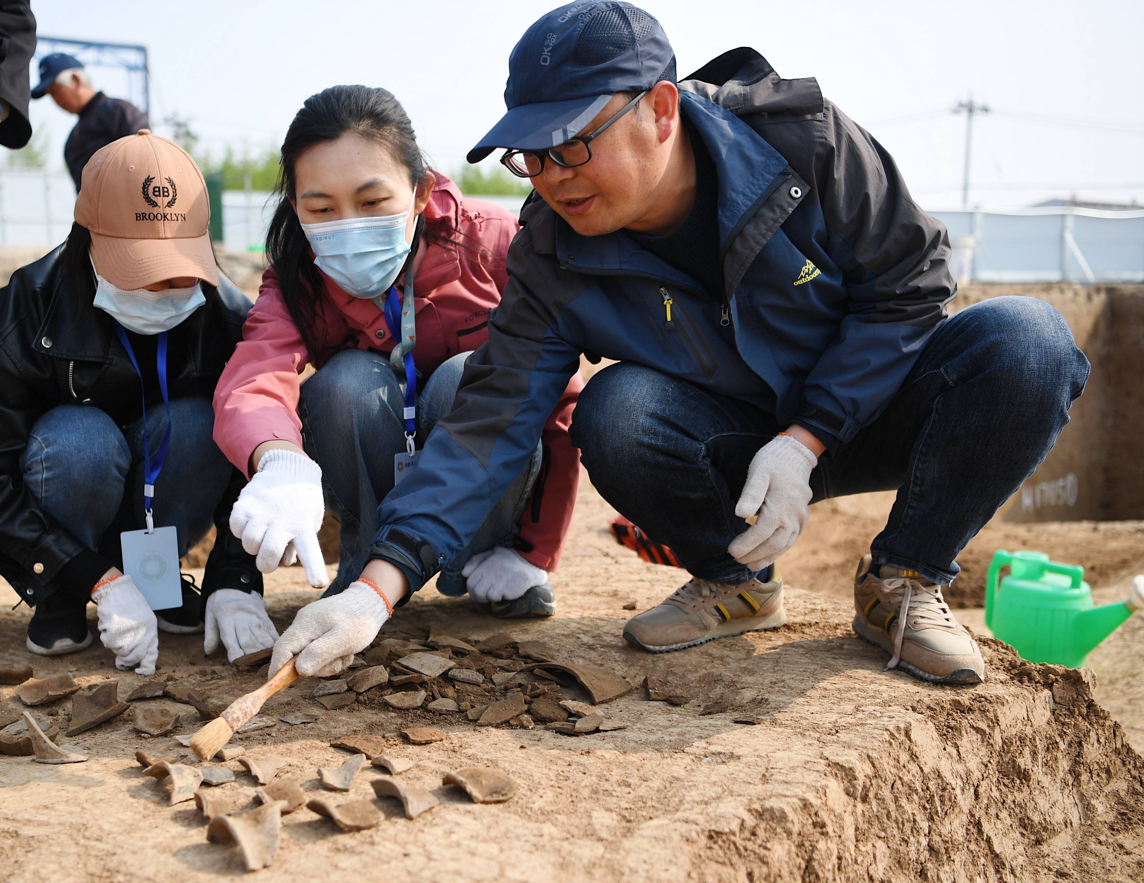 安阳市文物考古研究所工作人员申文喜教考古志愿者们分辨陶器器型(4月