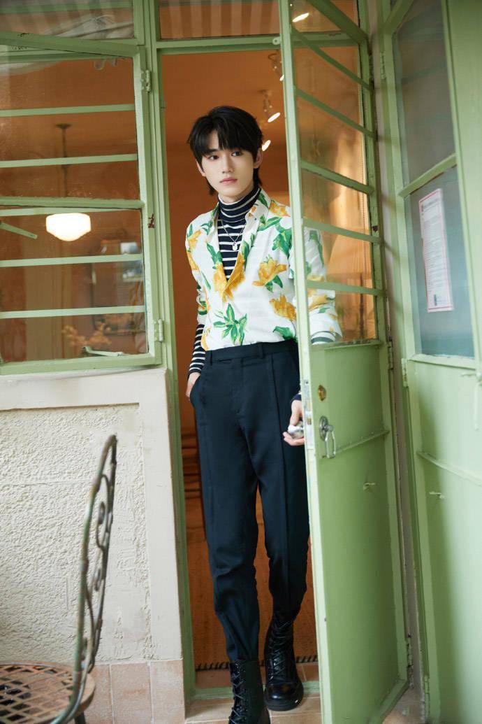 宋亚轩出席dior2021成衣大秀矜贵小少爷穿上花衬衫初入名利场