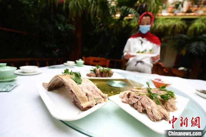 甘肃"小作坊"东乡手抓闯世界:承祖辈美食" 一味解乡愁"