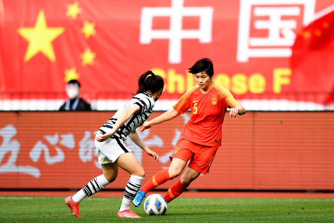 中国女足队员上海姑娘张馨在比赛中拼抢