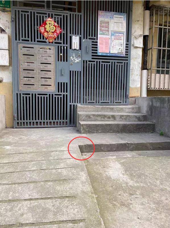 最后一格台阶与无障碍通道持平,极易踏空.