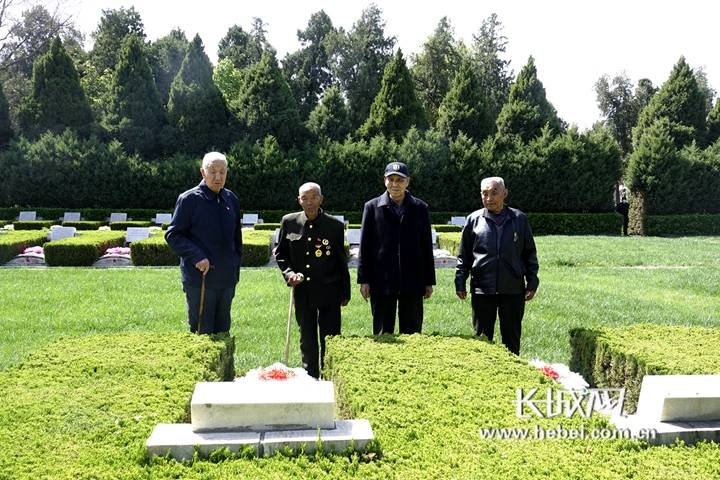 "年过九旬的史林山缓缓走到革命先烈韩增丰的墓碑前敬了一个军礼"