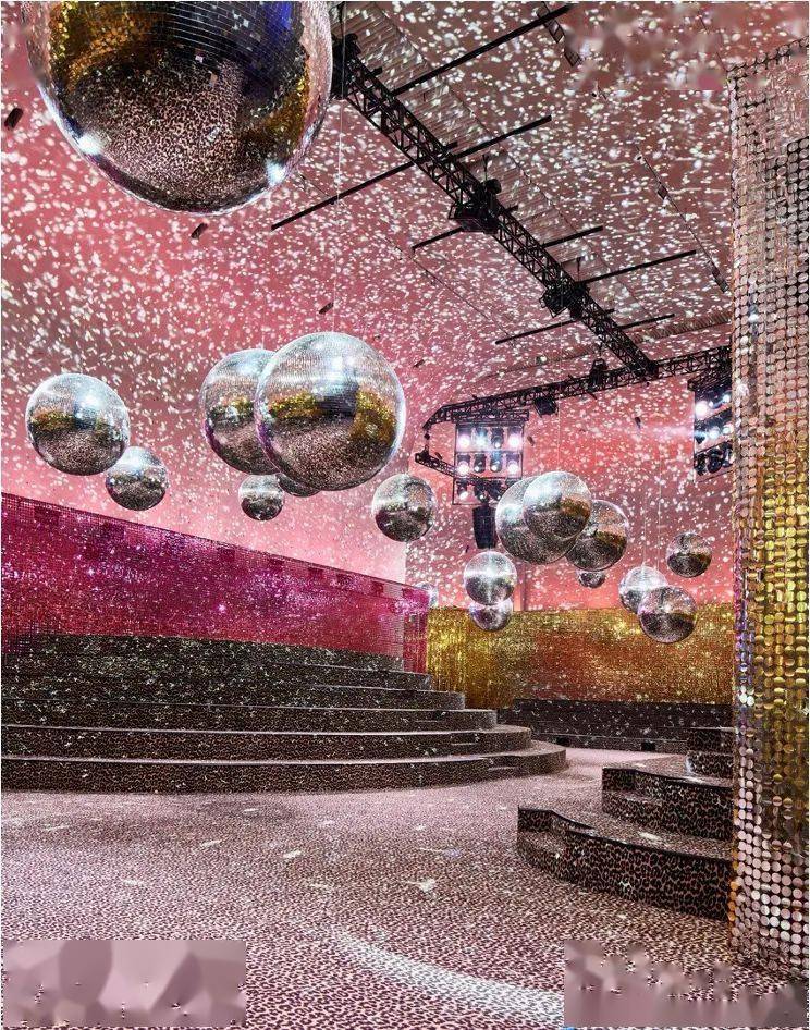 跟章子怡 王俊凯 景甜一起,在dior秀场里来一场复古迪斯科吧