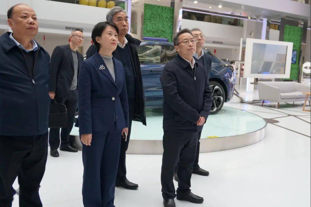2月7日吉利控股集团副总裁王召兴一行来相城考察了产业环境,双方就