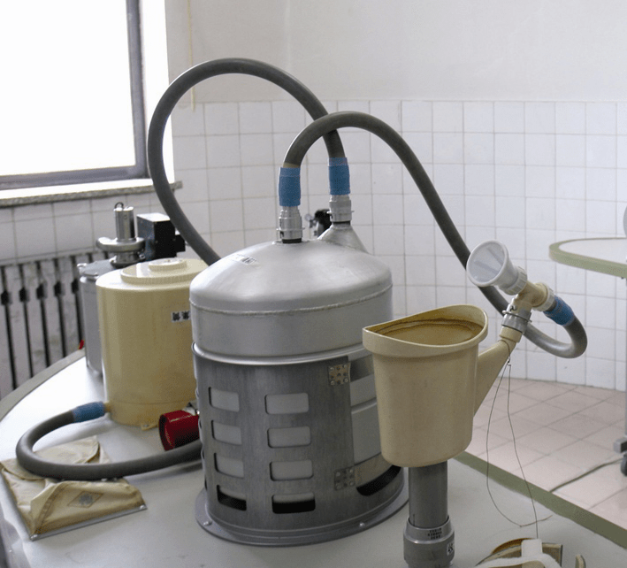 "神舟"飞船的大小便收集器其中的大小便收集装置上有两根管子分别用来