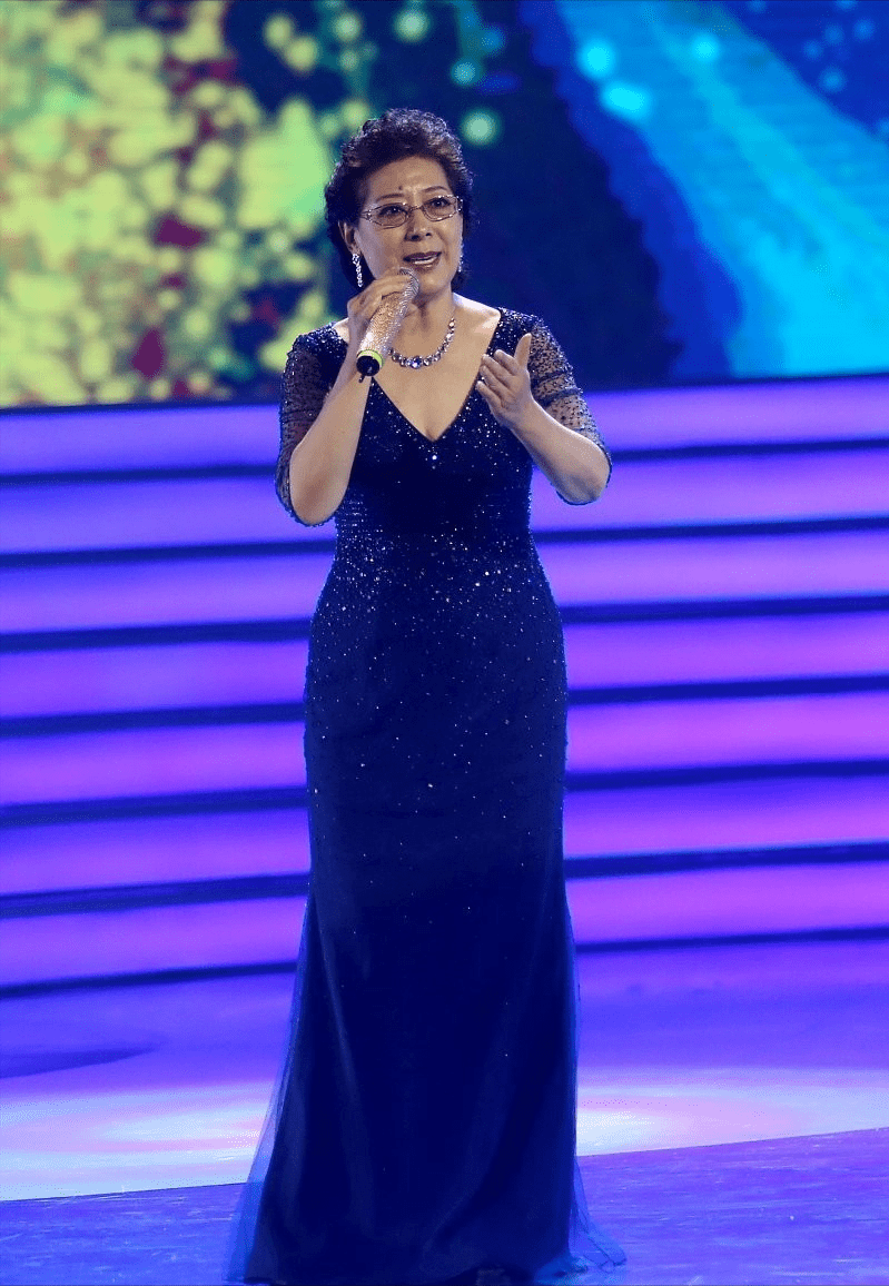 关牧村还是挺不服老的,这么招摇的裙子,小姑娘都不一定会穿