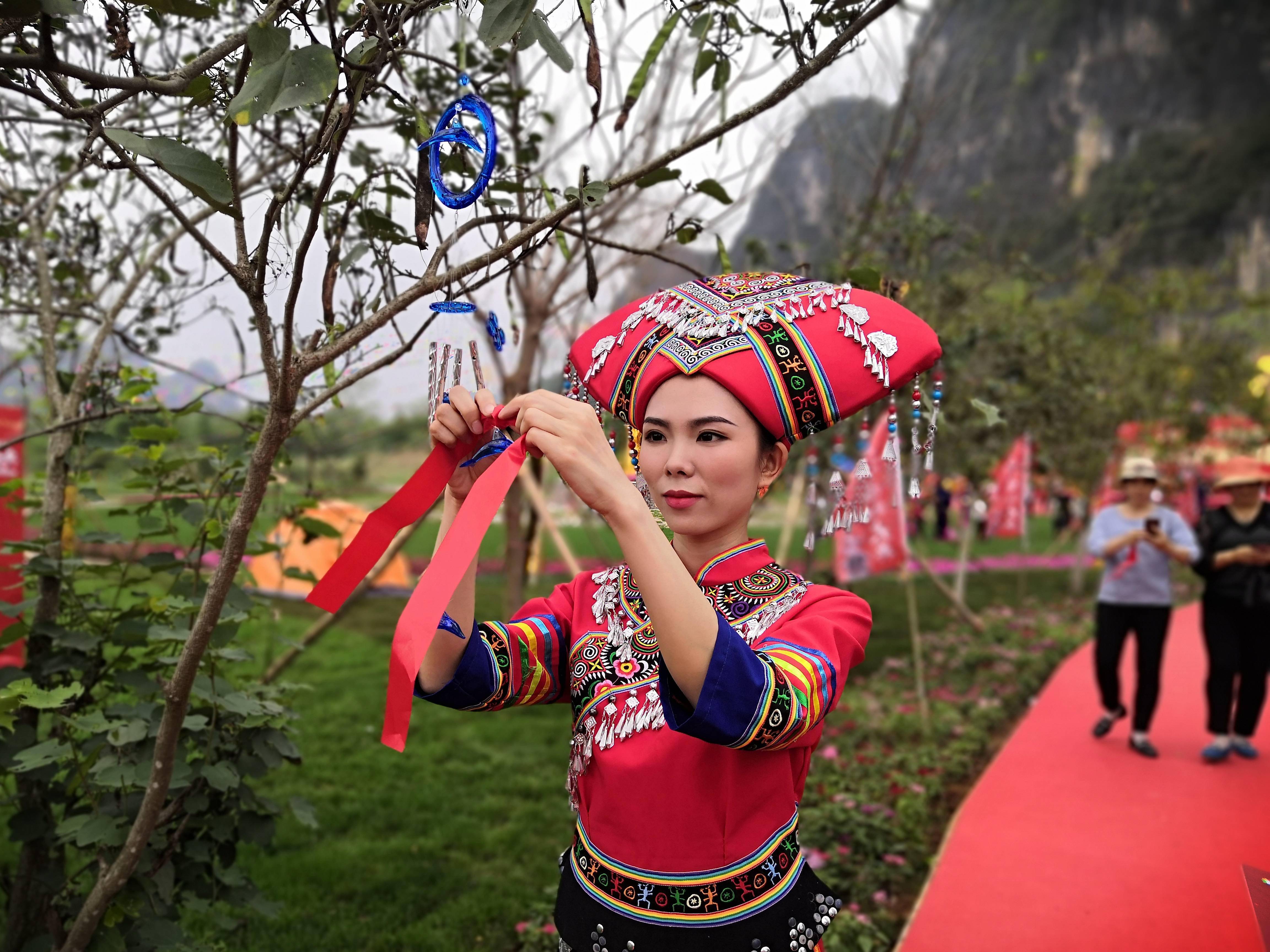 世界文化遺產左江花山岩畫下重現千年前駱越先祖祭祀盛況