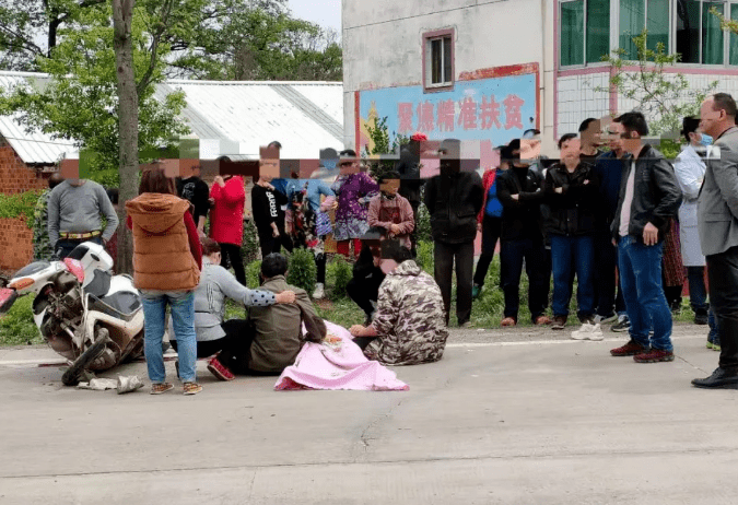 近日中午12点左右,在宿松高岭乡高岭村路段发生一起车祸,一摩托车女子