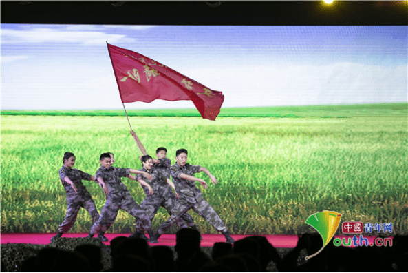 轻骑兵》舞步欢快,曲调悠扬,队员们用优雅刚劲的舞姿,展现了文艺轻骑