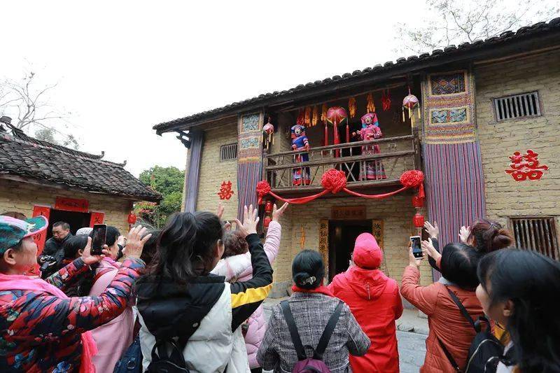 广西各族民众蒸彩糯,祭先祖,赶歌圩, 抢花炮,斗彩蛋,赏戏曲, 以歌传情