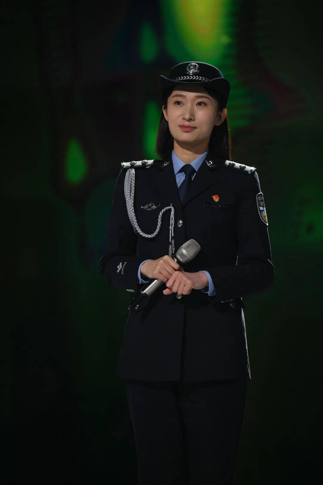 的姐姐》第二季总决赛现场的大屏幕上播放了4位边检警花的介绍视频,无