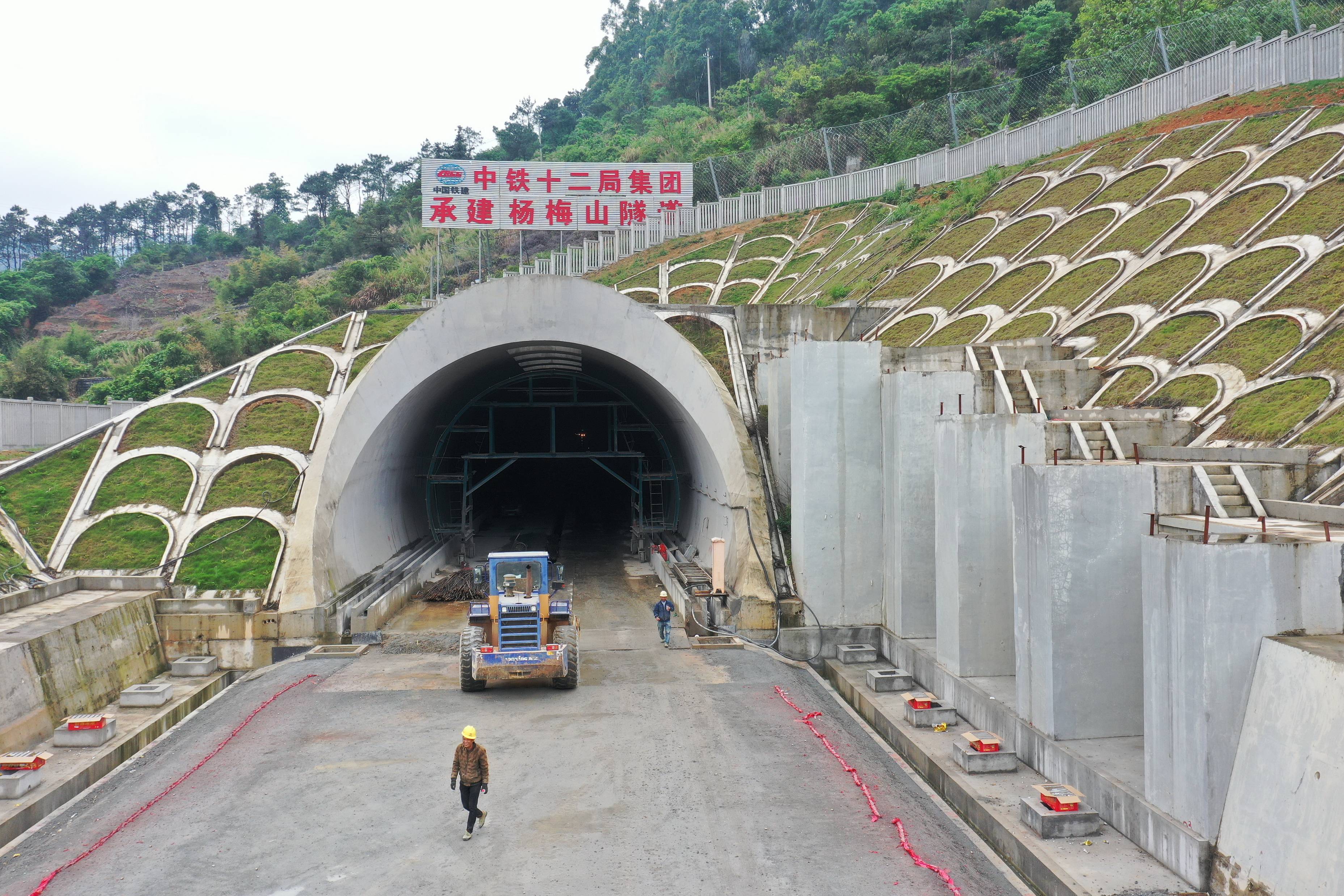 我国首条跨海高铁全线最长隧道贯通