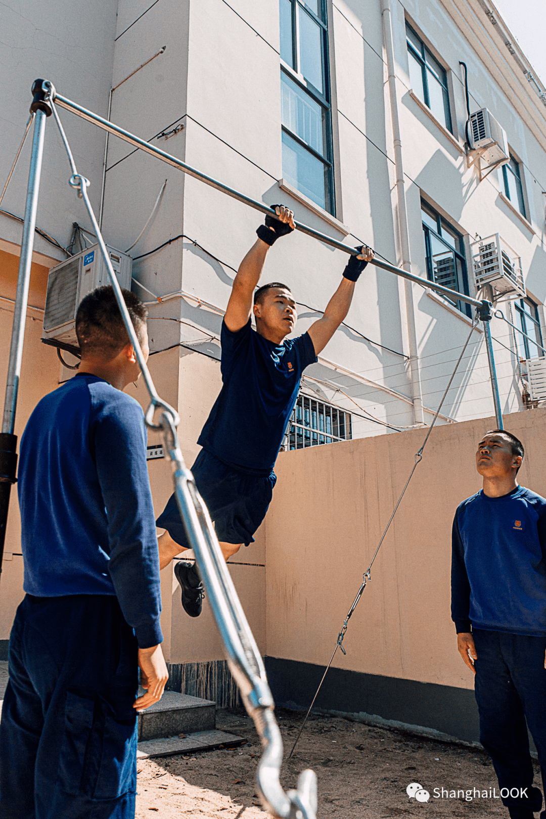 look | 他们是消防员_训练