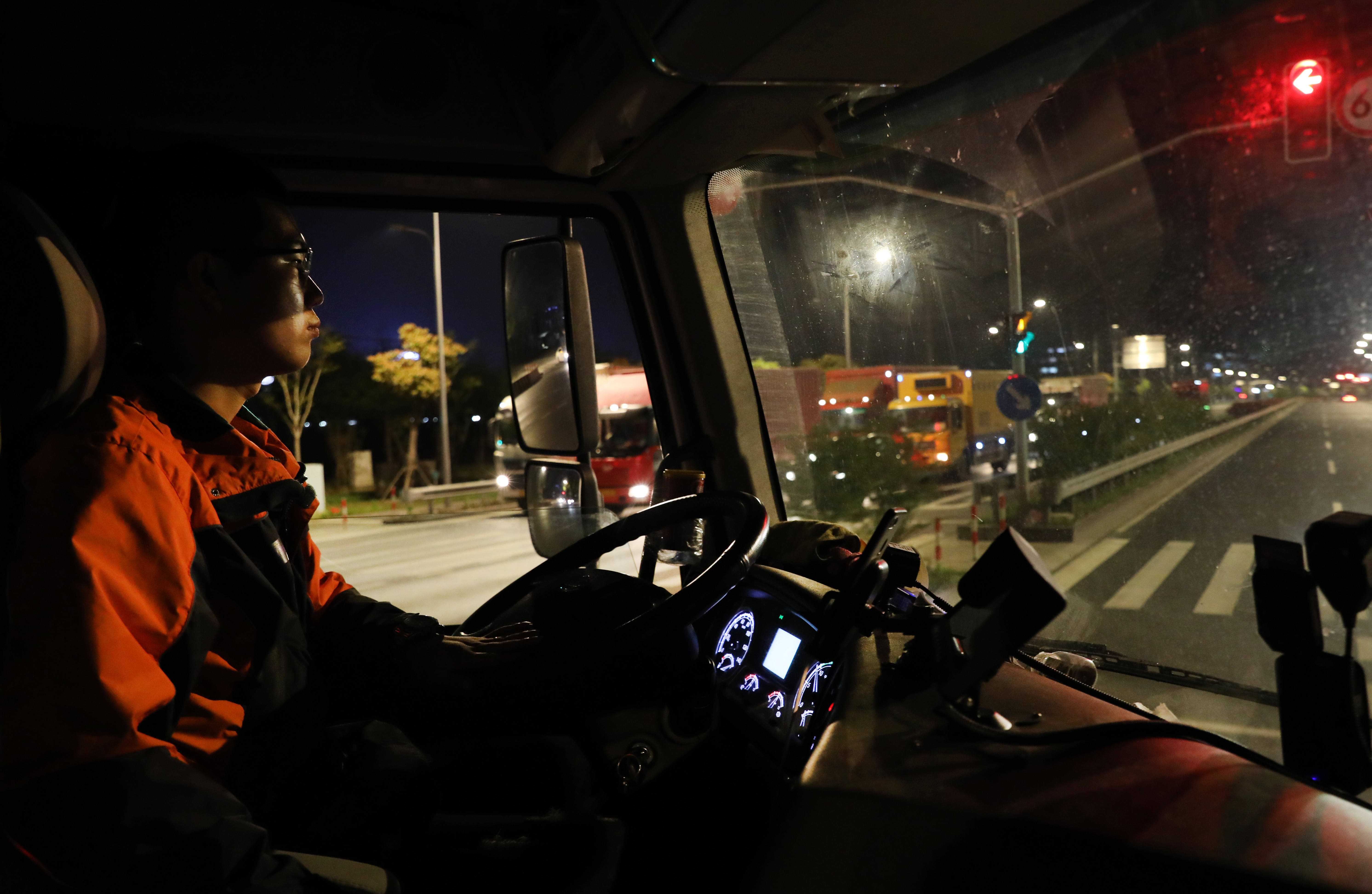 4月15日,卡车司机丁国健驾驶车辆出发,今晚他的目的地是距离上海300
