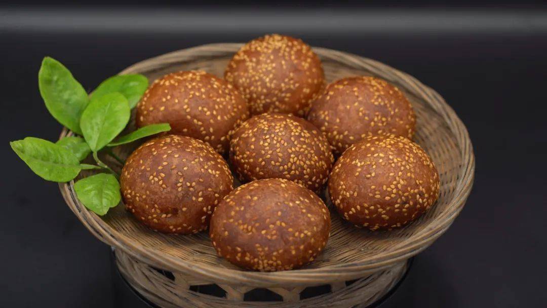 油堆,色泽金黄,甜香软糯,是广西特有的一种小吃.