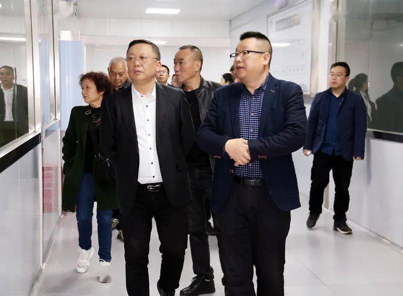 在酉阳县人大常委会副主任李应贵的陪同下,考察团一行先后考察了龙潭