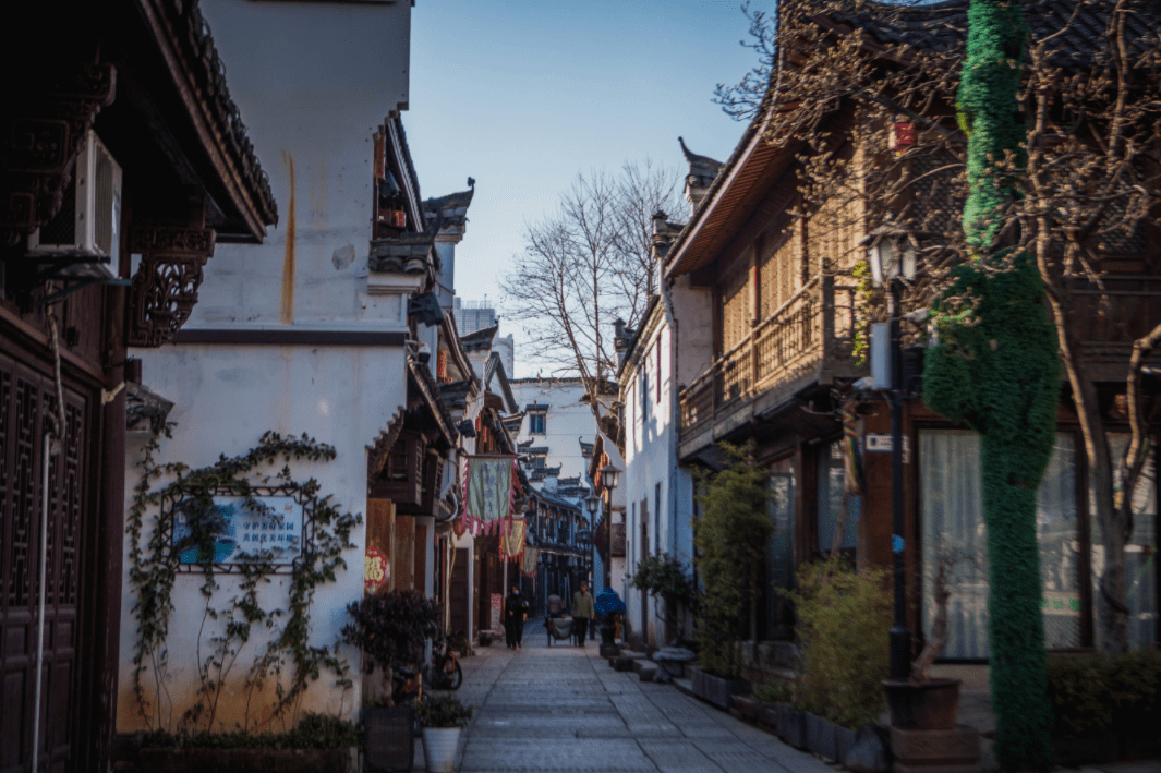 红星闪闪点亮金华市中心这个地方人人喜欢从将军路的牌坊开启酒坊巷