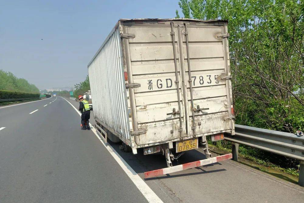 昨天上午9时左右,在g1512甬金高速往金华方向过义亭路段发生惊险一幕