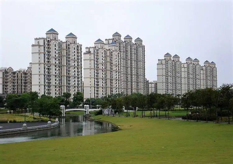 珠江新城有55栋高层建筑群,住宅与商铺有2006家,建筑面积21万平方米.