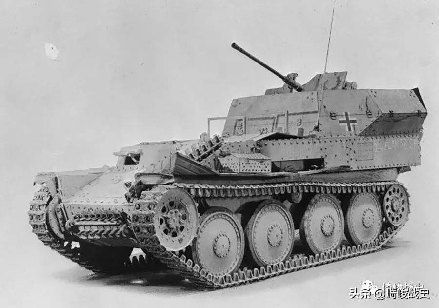 型自行高射炮在战斗室中央安装一门带有防盾的20毫米flak 38型机关炮