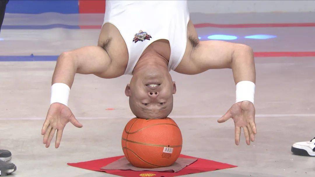 他能倒立在啤酒瓶上却不倒这平衡力令人不敢相信