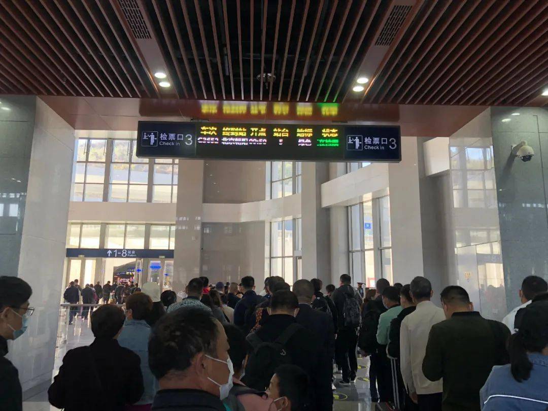 为此,记者专程体验了从承德南站往返北京朝阳站的进站,安检,乘车,出站