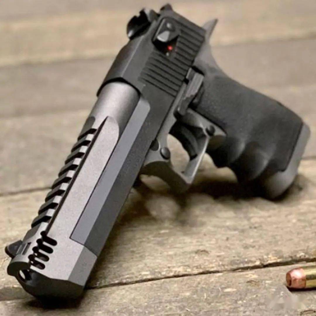 沙漠之鹰自从有了cs这款枪就走上了神坛