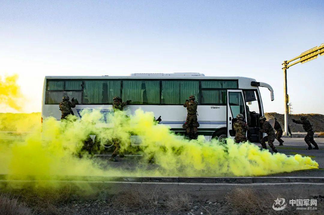 特戰隊員利用攀登突擊車對