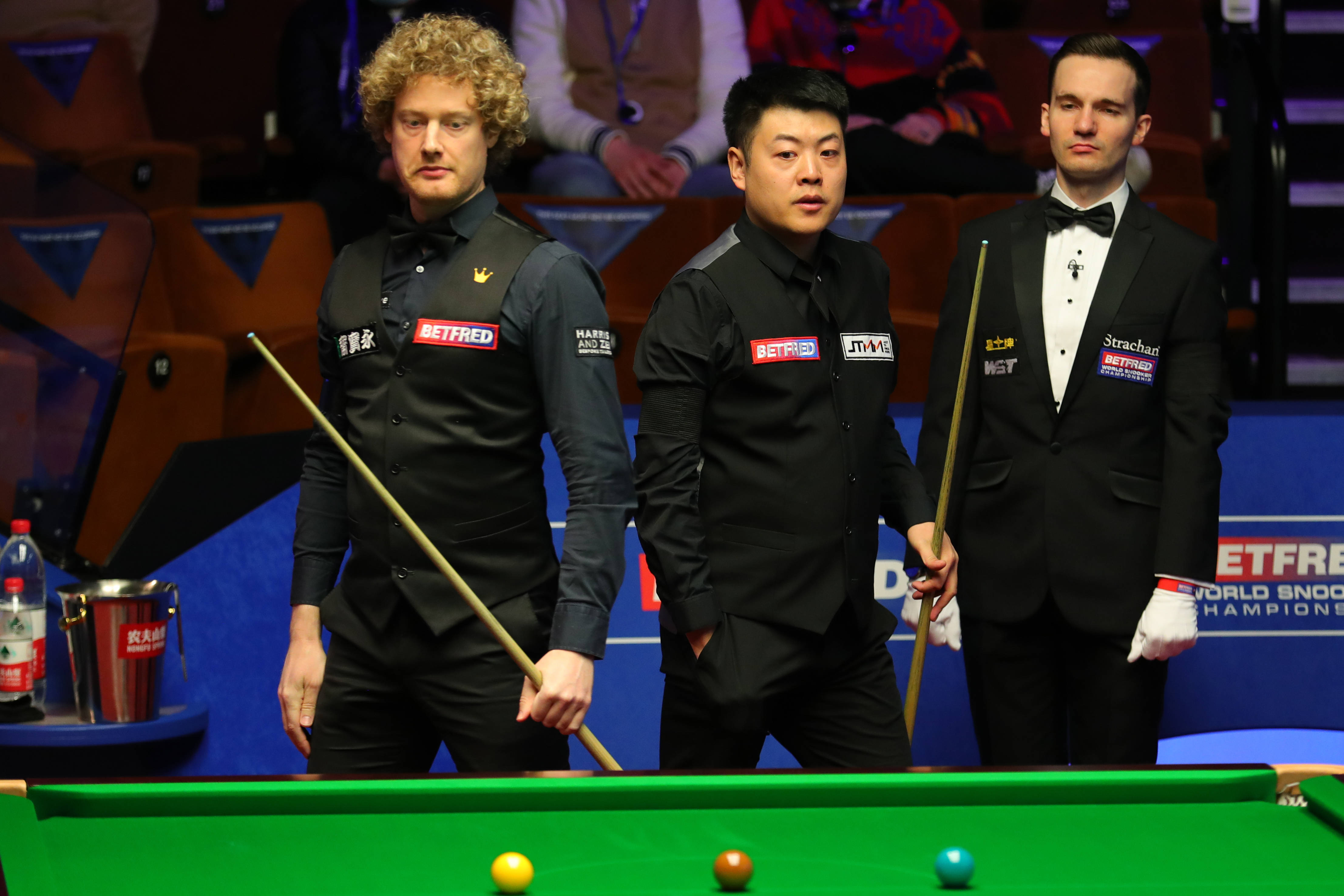 新华社发(翟政摄)4月18日,在英国谢菲尔德进行的2021年斯诺克世锦赛