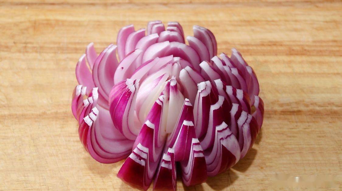 洋葱别当配菜我家都这么吃锅里油烧热扔进一整颗洋葱